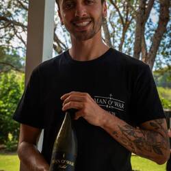 Vår kille som ledde vinprovningen, kom från Argentina hade visum på 1 år för att jobba här