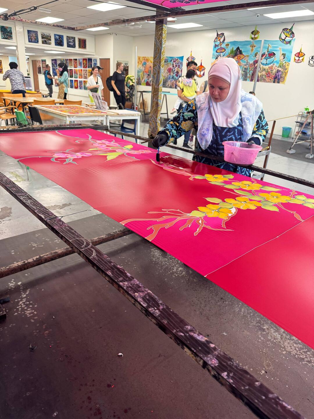 Kleiner Zwischenhalt in einer Batikfabrik