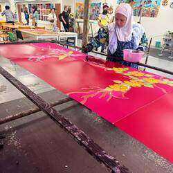 Kleiner Zwischenhalt in einer Batikfabrik