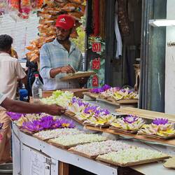 Blütenverkäufer an jeder Ecke, zumindest in der Nähe von Tempeln 🪷