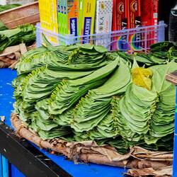 Hier die "berühmten" Betel-Blätter zum Kauen - gibt rote Zähne bei häufigem Gebrauch 😝