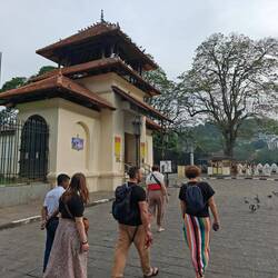 Links der Eingang in den Park vom Zahntempel (sehen wir später)