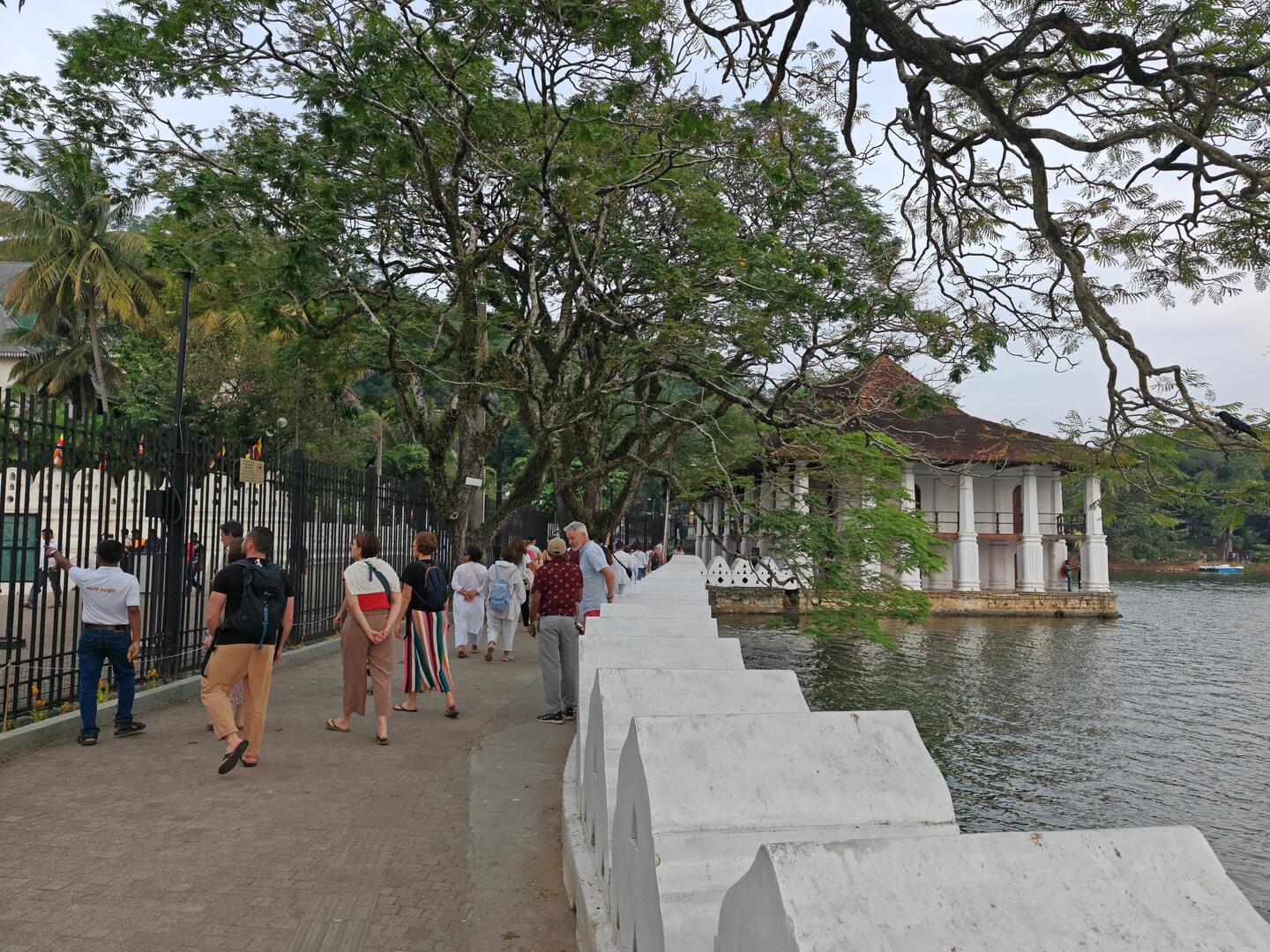 Entlang vom Kandy Lake...