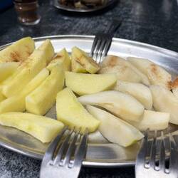 Essen gab es mehr als reichlich! Äpfel und Birnen mit Zimt bestreut zum Nachtisch