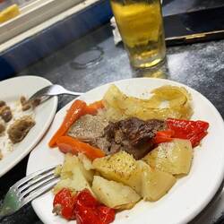 Auf dem Ofen köchelt schon den ganzen Abend eine große Pfanne - und wir durften probieren 😍