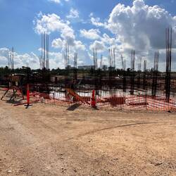 Während der Fundamentserstellung werden rundherum noch Löcher gebohrt, dann mit Beton gefüllt