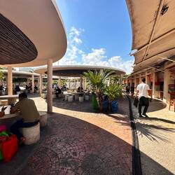 die Essensstände mit Sitzplätzen