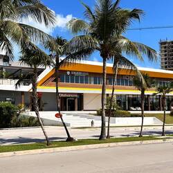 Design, oben eine Bierhalle