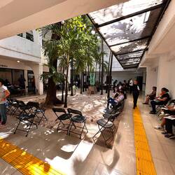 Innenhof des Stadthauses Cancun - Sitzmœglichkeiten für die Warteschlange