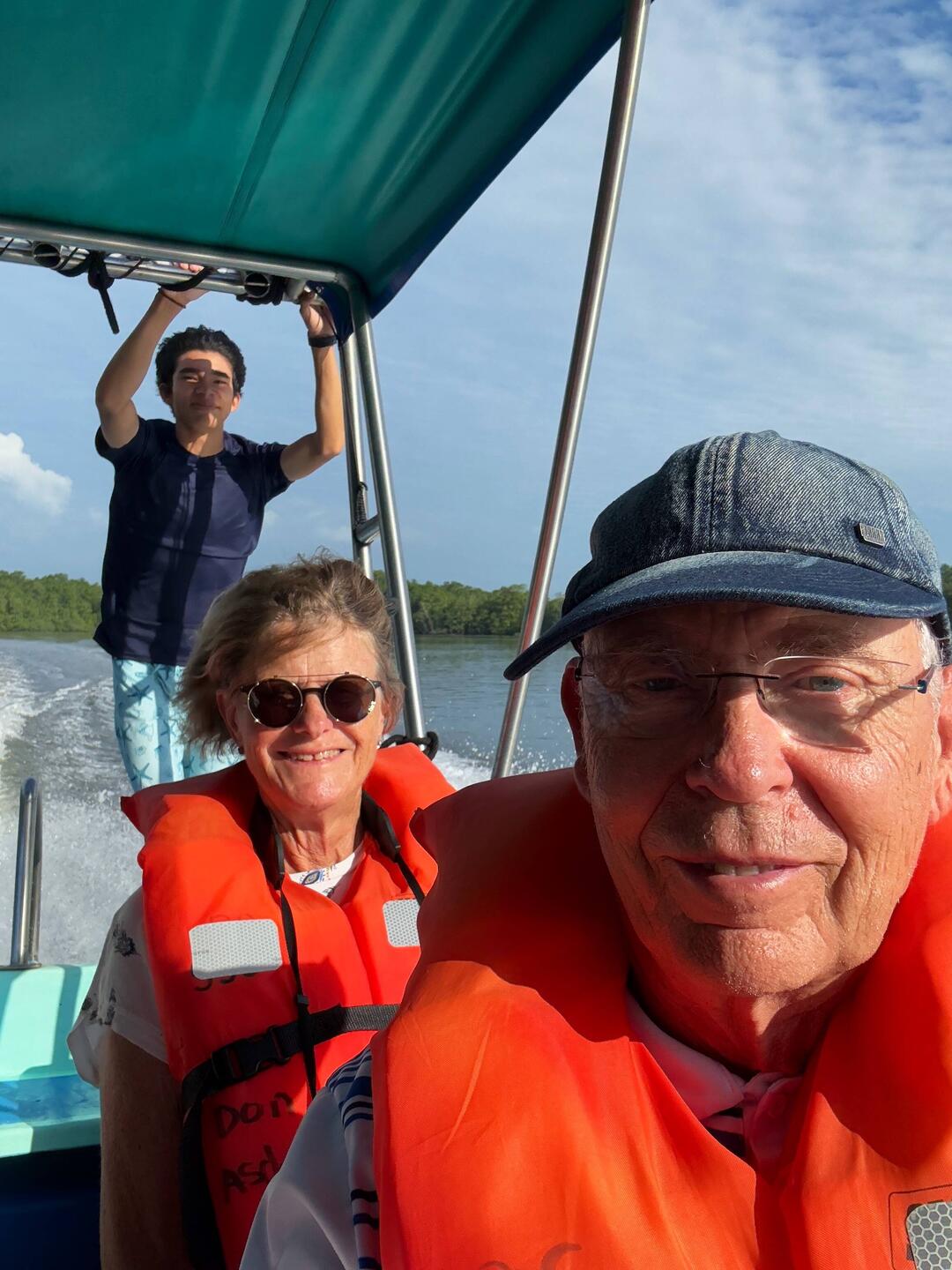 Först över öppet vatten och sedan in i floden som omgavs av mangrove träsk.