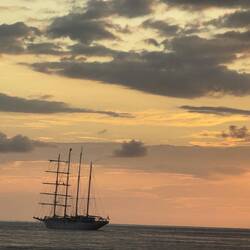 Häftig båt utanför restaurangen.