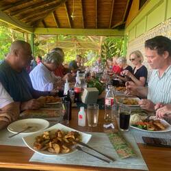 Hela gänget samlat för lunch!
