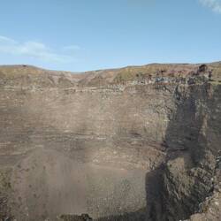 Der Krater, kahl und kalt