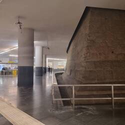 Das Castel ist im Weg, die Metrostation passt sich an