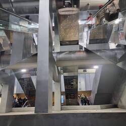 Eine Metrostation in Neapel