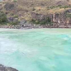 Confluencia de un río glaciar (más denso y blanquecino) y otro de laguna (más azul)