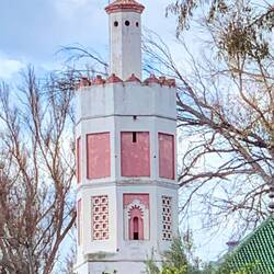 Nur die Moschee sticht farblich heraus