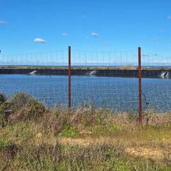 Der riesige Bassin für die Bewässerung der Gewächshäuser