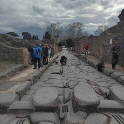 Das ist der "Wegmacher" von Pompeii, da müssen wir stark an Paps denken 🙂