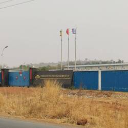 China erneuert hier die gesamte Straße von Conakry bis hinter Labé - Hier ist wohl die Zentrale