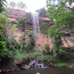 Der Braut-Schleier-Wasserfall ist nicht so stark, aber dafür umso höher