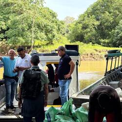 Verlad aufs Boot zur Lodge