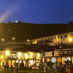 Oben leuchtet Jesus.