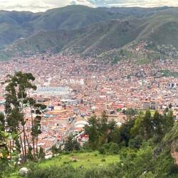 Für alle Fußballfans: Blick aufs Cuscoer Fußballstadion, für alle Anderen Cusco