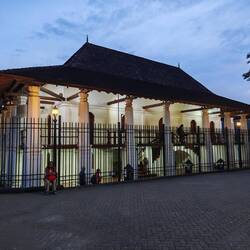 Das historische Badehaus nach Sonnenuntergang