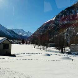 Blick durch das Mattertal mit dem Kleinen Matterhorn in Sichtweite
