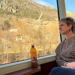 Yvonne mit dem scheizerischen "Nationalgetränk" Rivella