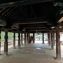 Die Trommlerhalle mit reich beschnitzten Säulen