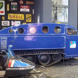 Hier gibt's ein Museum mit allerhand alpinem Gefährt. Hier mal ein panzerartiges Schneemobil. Cool!