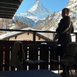 Yvonne auf unserem Zimmerbalkon