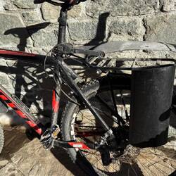 Wer weiss für was das schwarze Teil am Gepäckträger ist?