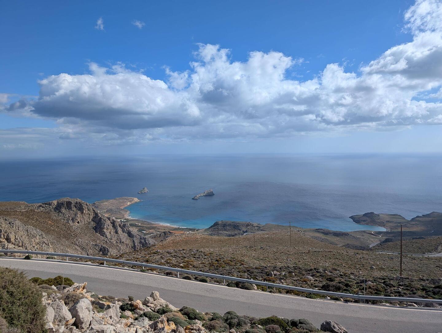 Bei der Anfahrt entdecken wir die schöne Bucht (rechts)
