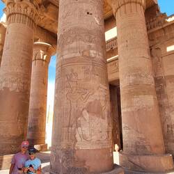 Colonnes élégantes à chapiteaux qui symbolisent des fleurs.