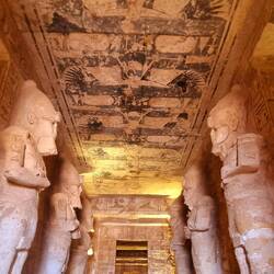 L'entrée du temple dans une immense salle ornée de 8 piliers osiriaques à tête de Ramsès II