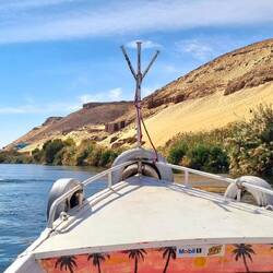 Le mariage des couleurs entre le jaune sable des rives et le bleu azur du ciel.