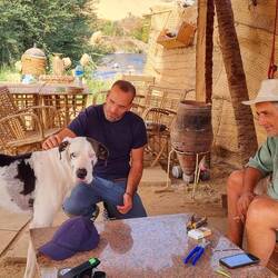 Rencontre avec Walid et son chien, heureux propriétaire d'une des îles sauvages.