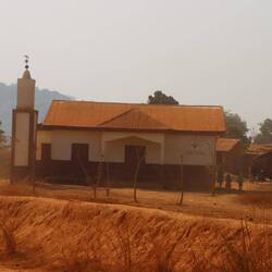 Der Norden Kameruns ist muslimisch, immer wieder gibt es Moscheen auf dem Weg