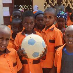 ...wird stolz der Ball präsentiert