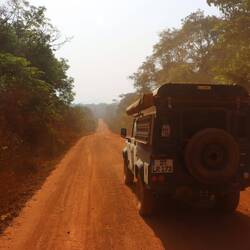 Die Straße bleibt staubig