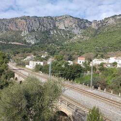 Der Zug immer unter ober neben uns