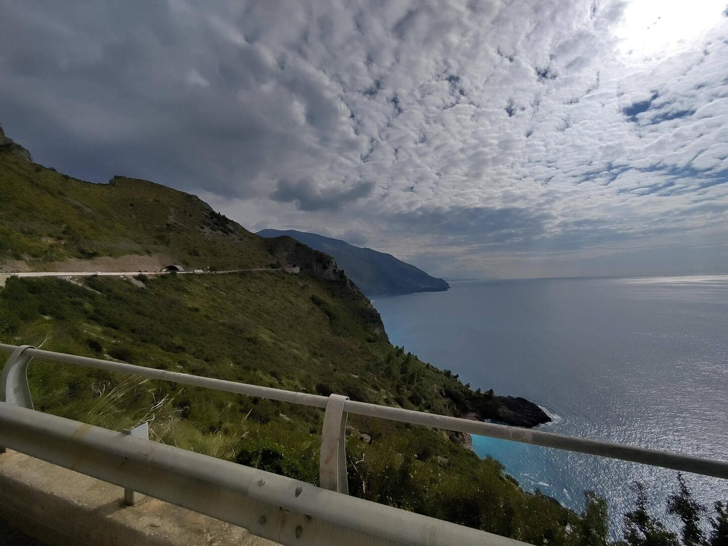 Die SS18 läuft 100e Kilometer an der Küste Gen Süden