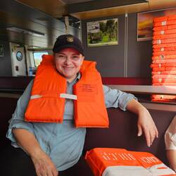 Alejandra legt mal lieber die Schwimmweste an. Sicher ist sicher.