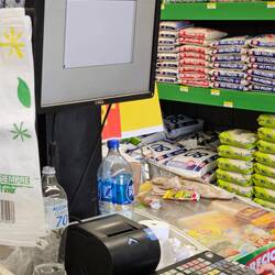 Die Kasse im Supermarkt streikt und die Schlange ist riesig.