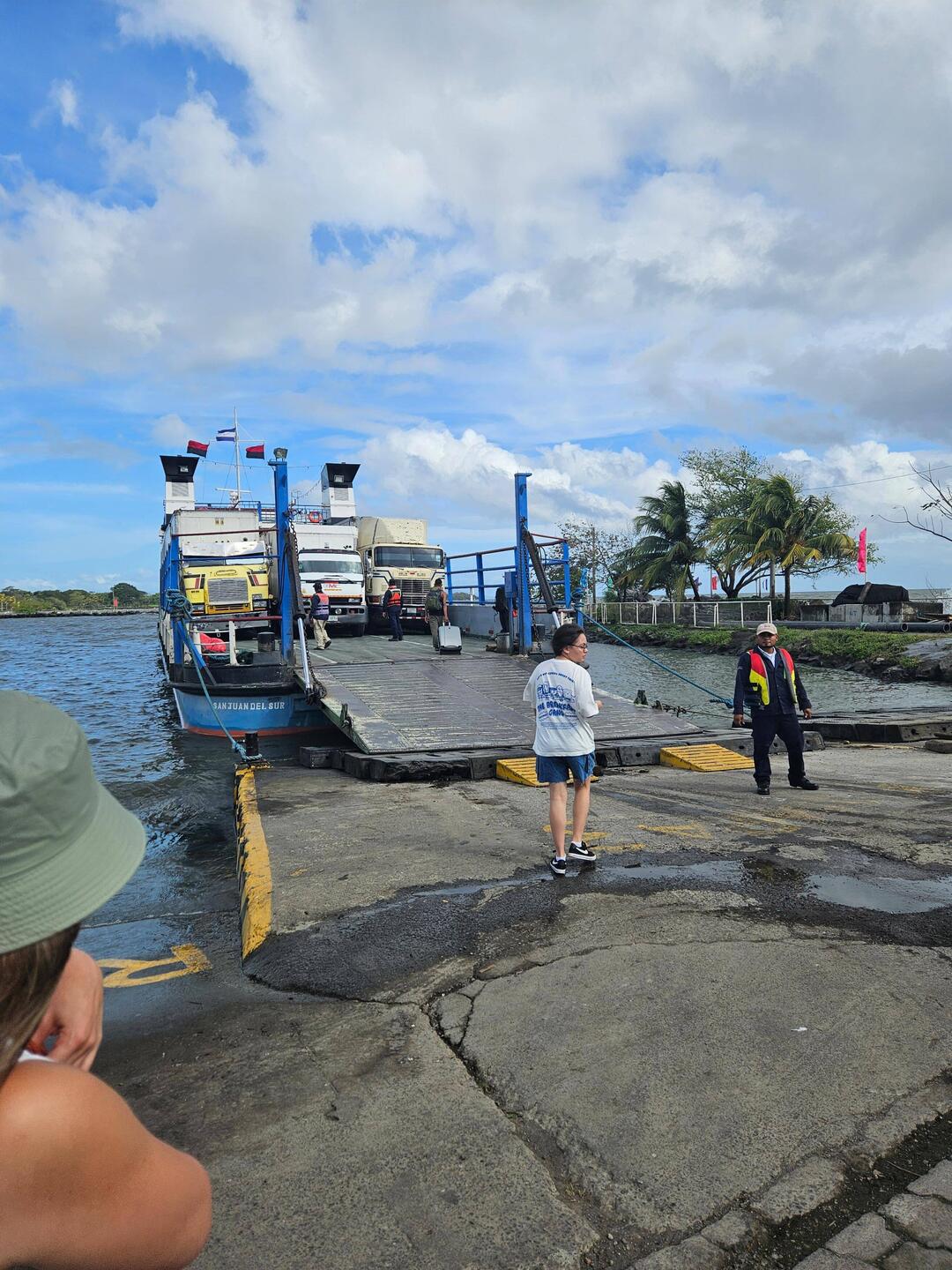 Unsere kleine Fähre, auf die nur 3 LKW und 3 Autos passen