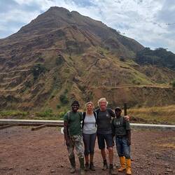 Mit Moses (links) und Maik (rechts) vor dem Mt. Nimba