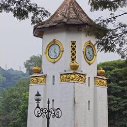 Kandy Clock Tower (1950 von Mohamed Ismail gestifteter Uhrenturm, heute ein Wahrzeichen von Kandy)